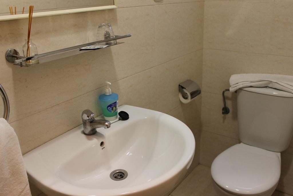 Hostal Cal Siles El Prat de Llobregat Exterior photo