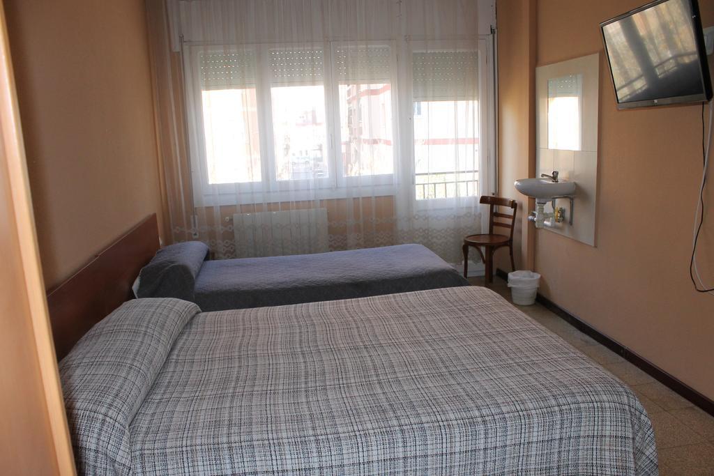 Hostal Cal Siles El Prat de Llobregat Exterior photo