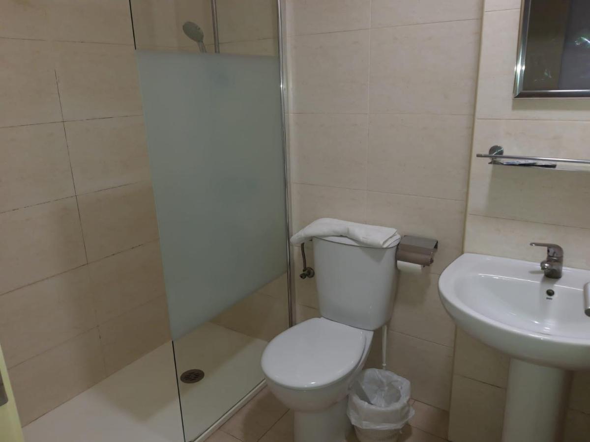 Hostal Cal Siles El Prat de Llobregat Exterior photo